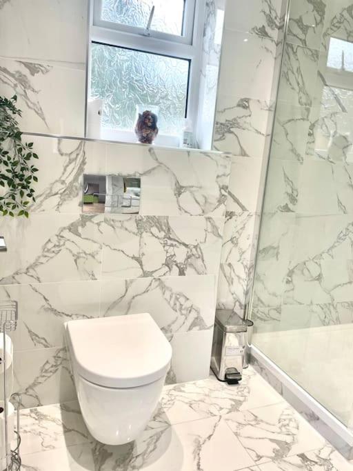 Stunning 1 Bedroom And Double Sofa Bed Near Train Station Саутхамптън Екстериор снимка
