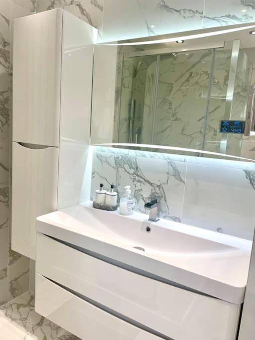 Stunning 1 Bedroom And Double Sofa Bed Near Train Station Саутхамптън Екстериор снимка