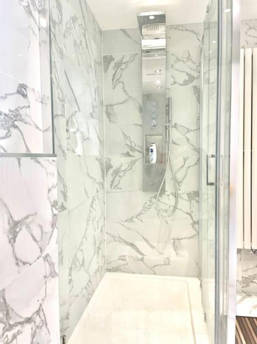 Stunning 1 Bedroom And Double Sofa Bed Near Train Station Саутхамптън Екстериор снимка